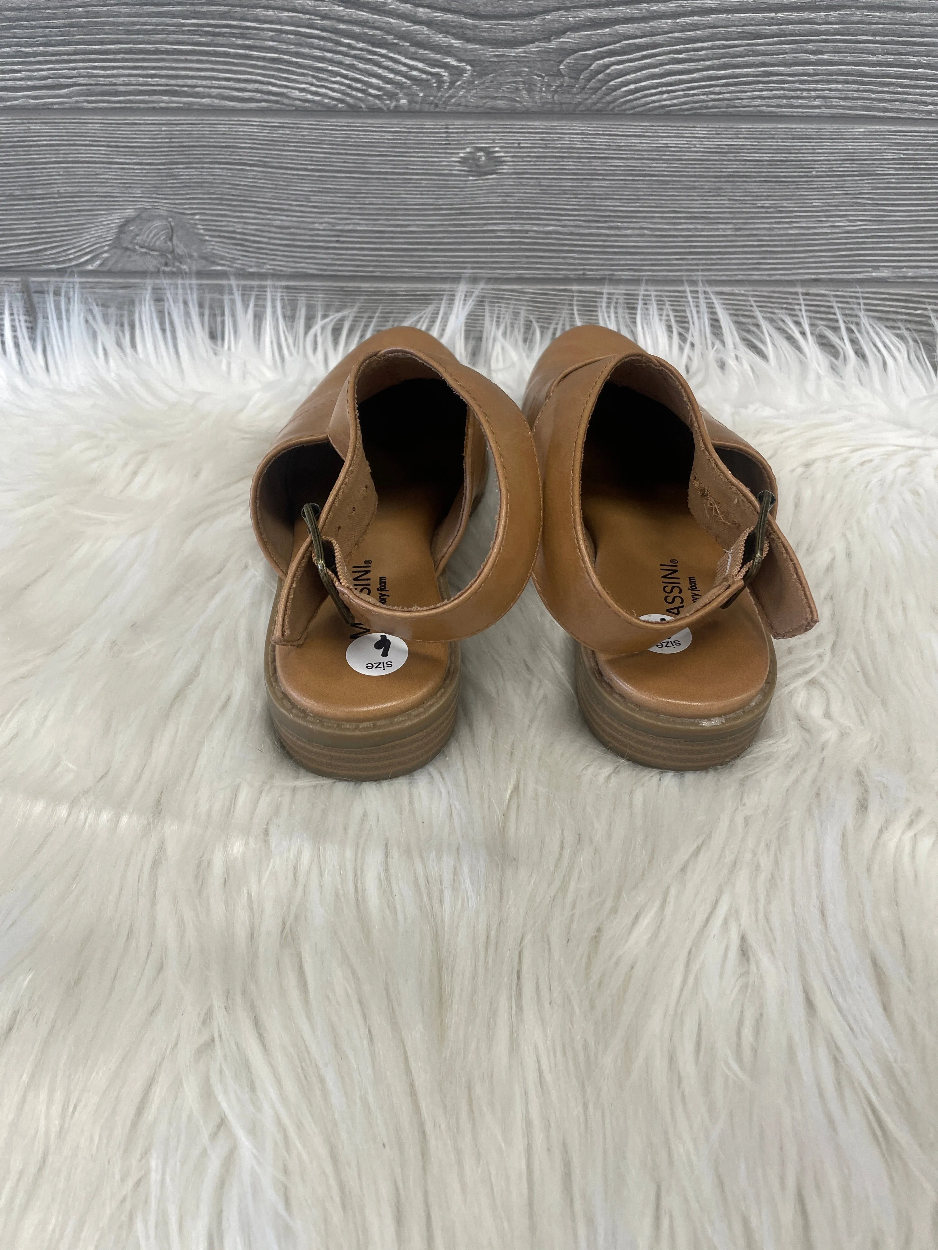 Sandals Flats By Massini In Brown, Size: 6